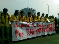 Mahasiswa UI vs Polisi Saling Dorong