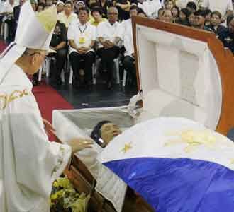 Iring-iringan Jenazah Cory