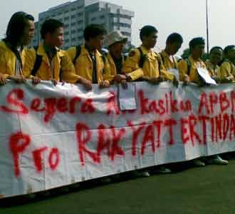 Mahasiswa UI Beraksi di Gedung DPR