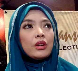 Inggrid Kansil Berjilbab Biru