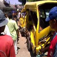 Polisi: Angkot Terobos Palang Pintu