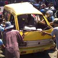 Angkot Lyn O di Ngaglik Diseruduk KA Dhoho