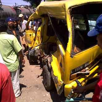 Angkot Dihajar KA Dhoho