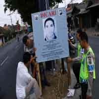 Persempit Gerak Noordin M Top, Polisi Pasang Poster Berukuran Besar