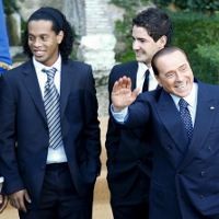 Milanisti Diminta Percaya pada Berlusconi