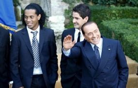 Milanisti Diminta Percaya pada Berlusconi