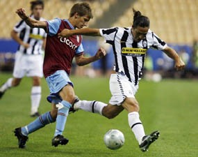 Adu Penalti, Villa Kalahkan Juve