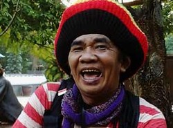 11 Tahun Lalu Dandanan Mbah Surip Sudah Nyentrik 