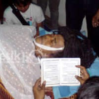  Atas Saran Rendra, Mbah Surip Dimakamkan Malam Ini