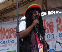 Jarum & Benang Hitam Bawaan Wajib Mbah Surip