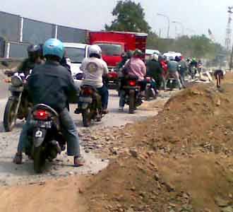 RE Martadinata Dibeton, Macet Mengular