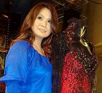 Vina Panduwinata dan Kebaya Merah Marun