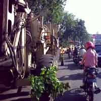 Alat Berat Pengaspalan Diparkir, Lalin Joyoboyo Padat