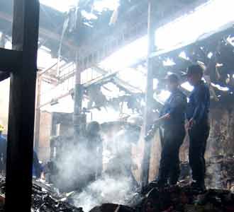 Gudang Penyimpanan Kardus Terbakar