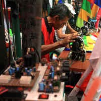 Tape Tua dan Untung Jualan Bendera Mbah Durori