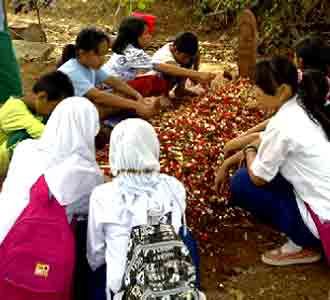 Anak-anak Padati Makam Mbah Surip