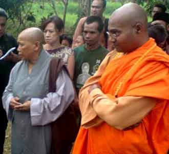 Dua Biksu Nyekar Makam Mbah Surip