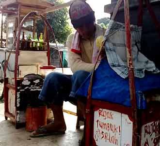 Mengais Rejeki di Makam Mbah Surip