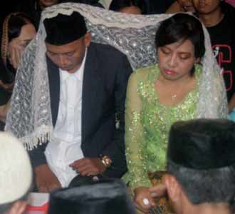 Resia Menikah di Depan Jasad Mbah Surip