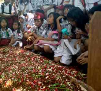 Siswa SD Ziarah ke Makam Mbah Surip