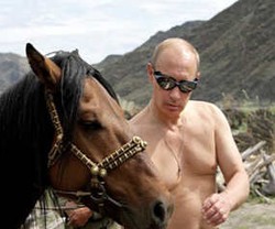 Bertelanjang Dada, Vladimir Putin Main Kuda