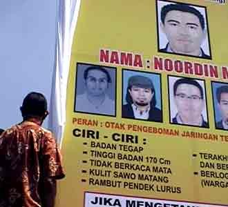 Berburu Teroris Lewat Baliho