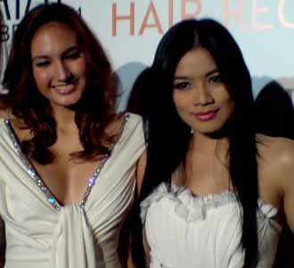 Titi Kamal dan Nadine Seksi Bergaun Putih