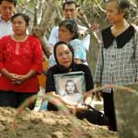 Isak Tangis Warnai Pemakaman TKW Asal Jombang