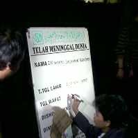 Tak Kuat Menahan Duka, Istri Rendra Dipapah Masuk ke Rumah Duka 