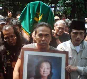 Jenazah Rendra Dibawa ke Masjid