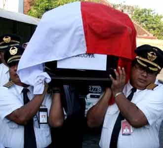 Jenazah Kopilot Merpati Dimakamkan