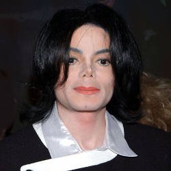 Kaus Penuh Darah Milik Michael Jackson Ditemukan di Lemari