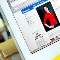 Studi: Facebook Picu Pasangan Saling Cemburu