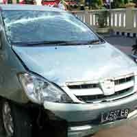 Sopir Ngantuk, Toyota Innova Terobos Taman