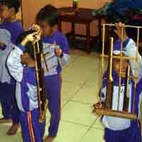 Awali Ekskul Siswa TKIT Berlatih Angklung
