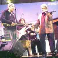 Ultah ke-52, Bos Semen Gresik Duet dengan Sawong Jabo