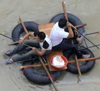Angin Topan Terjang Pantai Cina