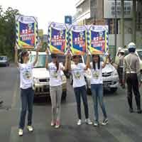 Aksi Model Cantik  Berlenggak-lenggok di Zebra Cross