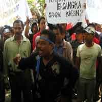 Unjuk Rasa Tuntut Bupati Banyuwangi Ditahan Ricuh 