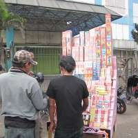 Penjual Kembang Api Mulai Marak