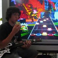 Main Guitar Hero Sambil Pecahkan Kubus Rubik