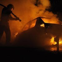 Sekelompok Pemuda di Pinggiran Paris Bakar Mobil