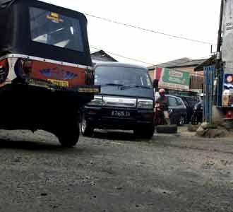 Jalan Berlubang Tak Kunjung Diperbaiki