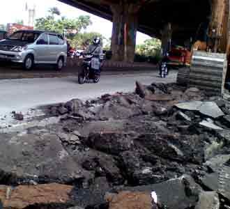 DI Panjaitan Dibeton, Lalin Tersendat