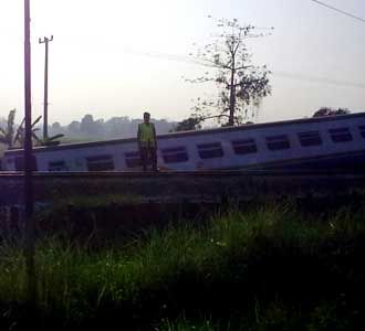 Kereta Mutiara Timur Terguling