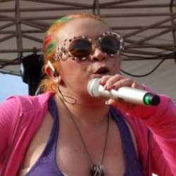 Melly Goeslaw Bawa Macan di Konser Tunggal