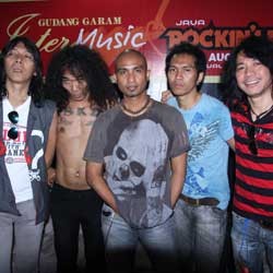 Noordin M. Top Belum Tertangkap, Slank Cuek ke Mal