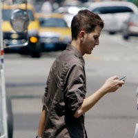 Pejalan Kaki Berponsel Siap-siap Dipenjara 