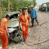 Pecah Ban, Sedan Terguling di Jalan Akses Suramadu 