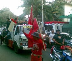 BMC Dilempari Batu Massa Beratribut PDIP 